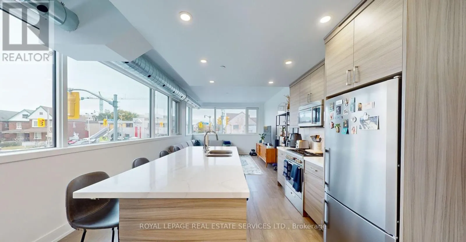 3258 DUNDAS STREET W