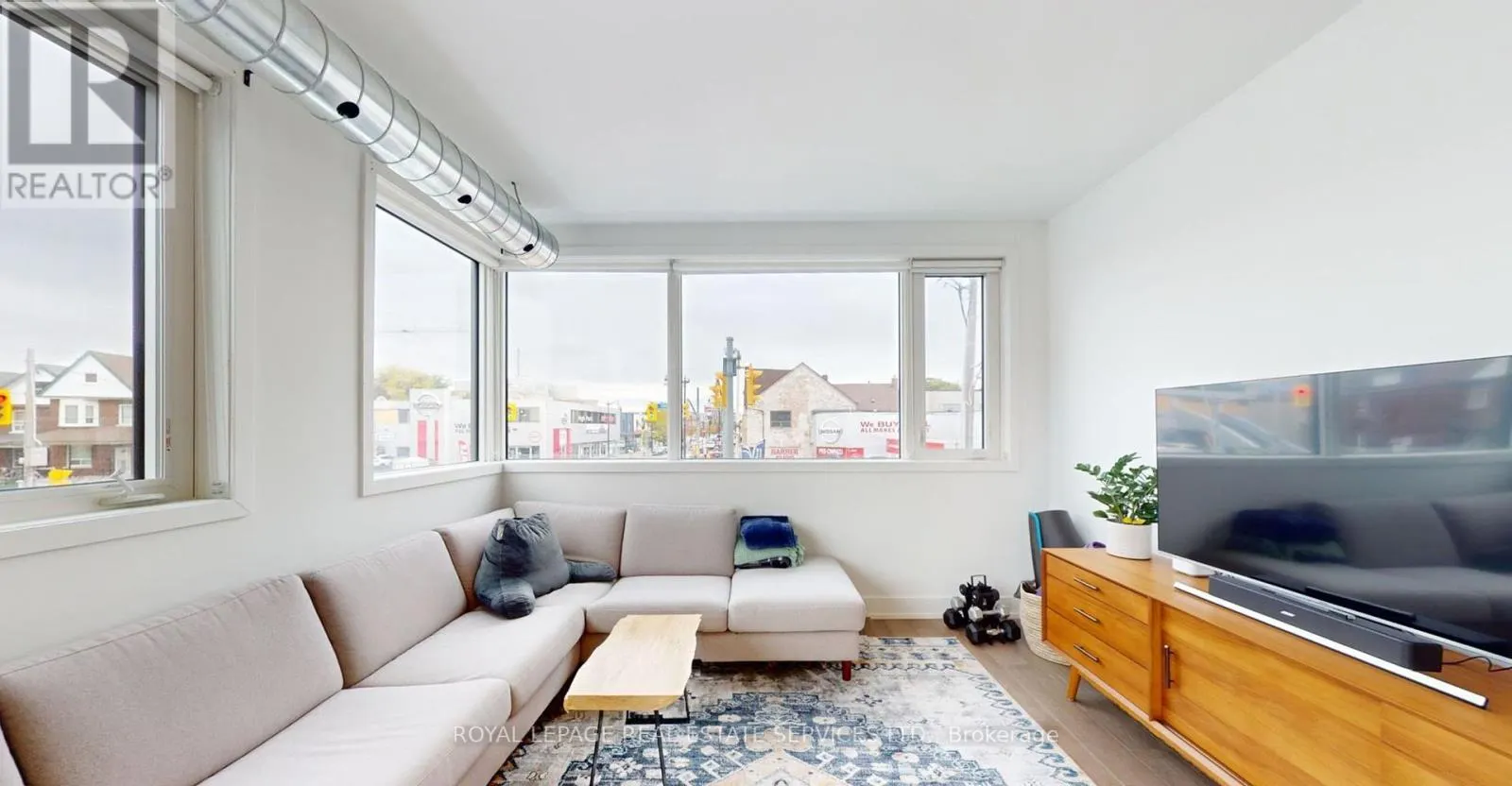 3258 DUNDAS STREET W