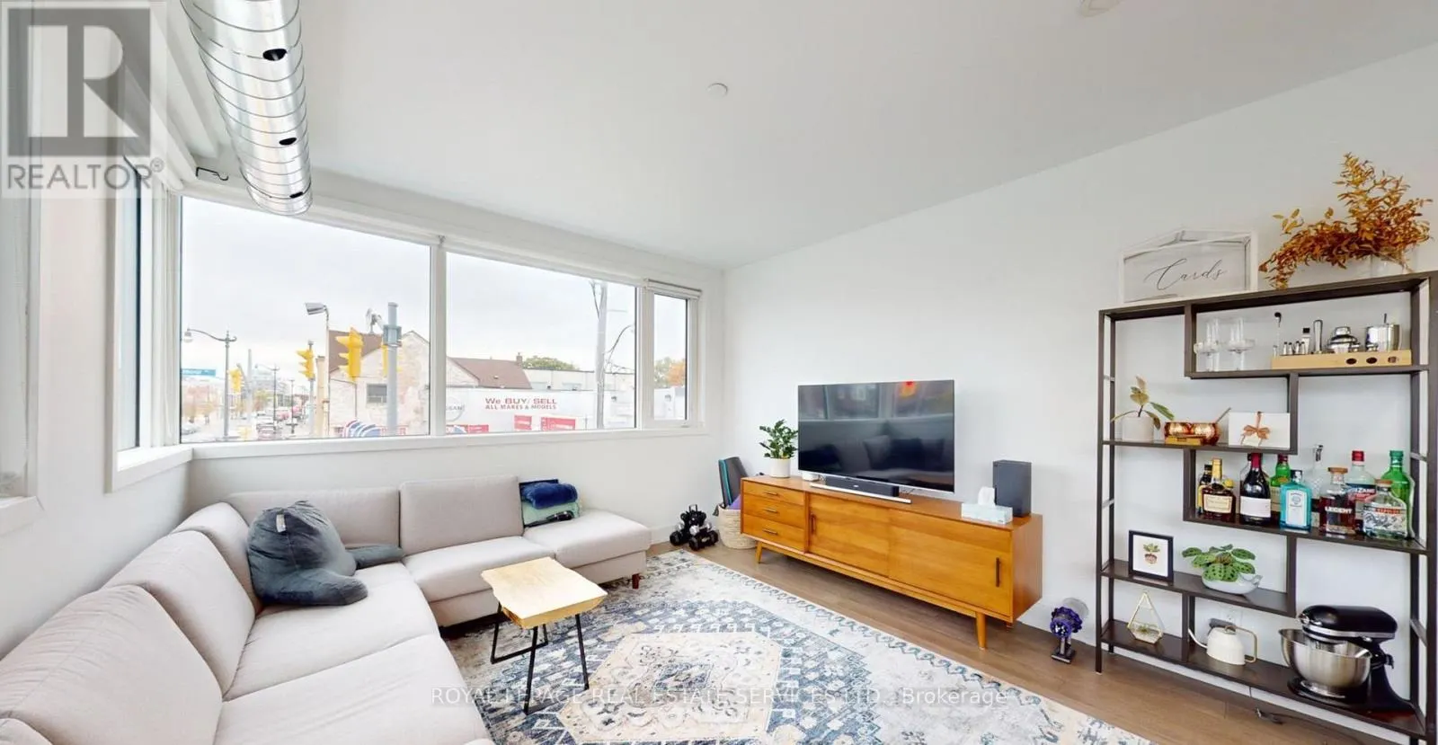 3258 DUNDAS STREET W