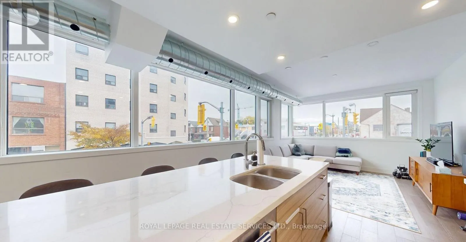 3258 DUNDAS STREET W