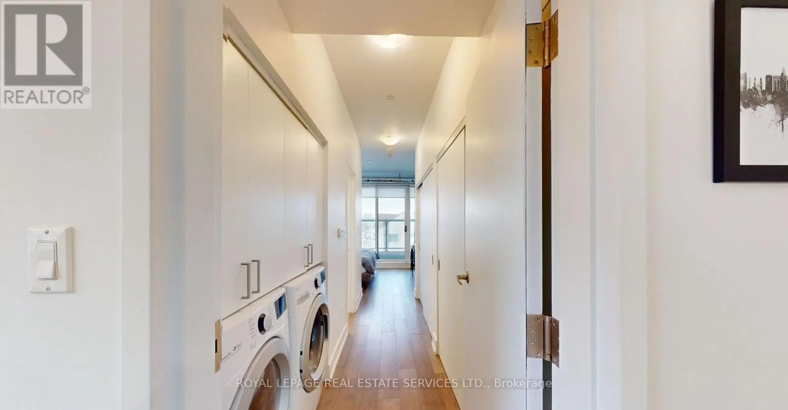 3258 DUNDAS STREET W