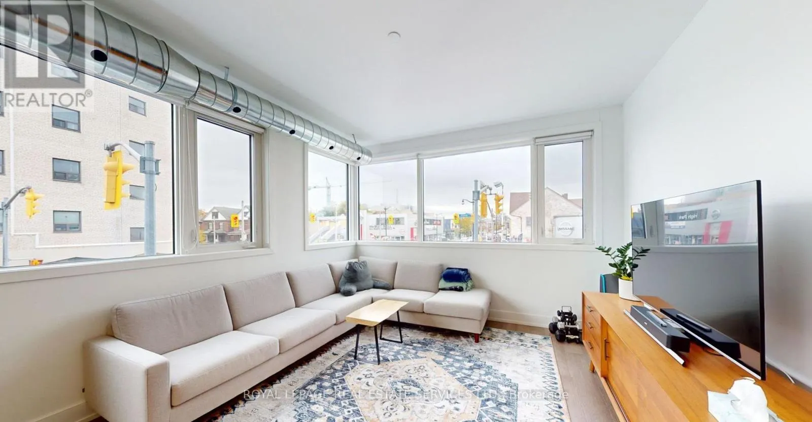 3258 DUNDAS STREET W
