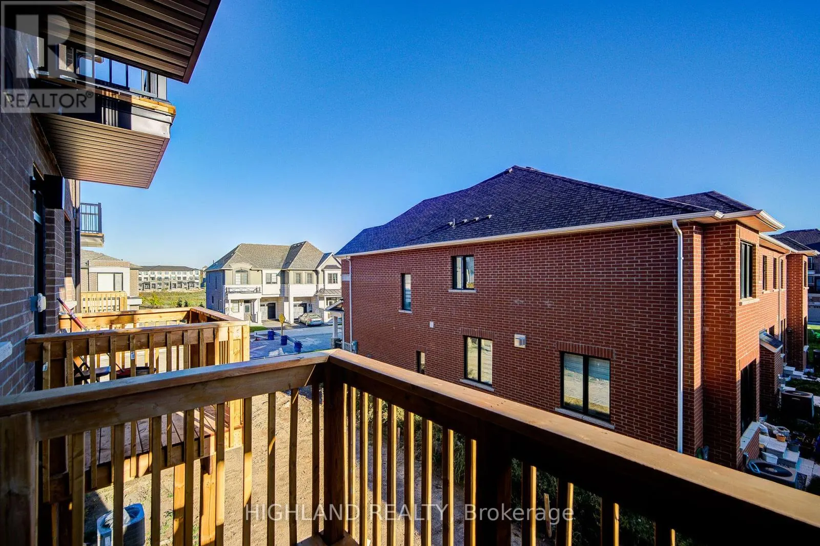 1170 DARTMOUTH CRESCENT