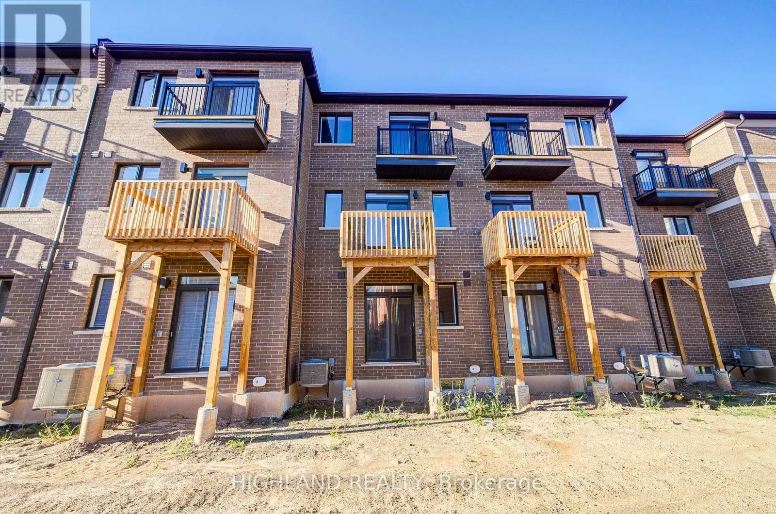 1170 DARTMOUTH CRESCENT