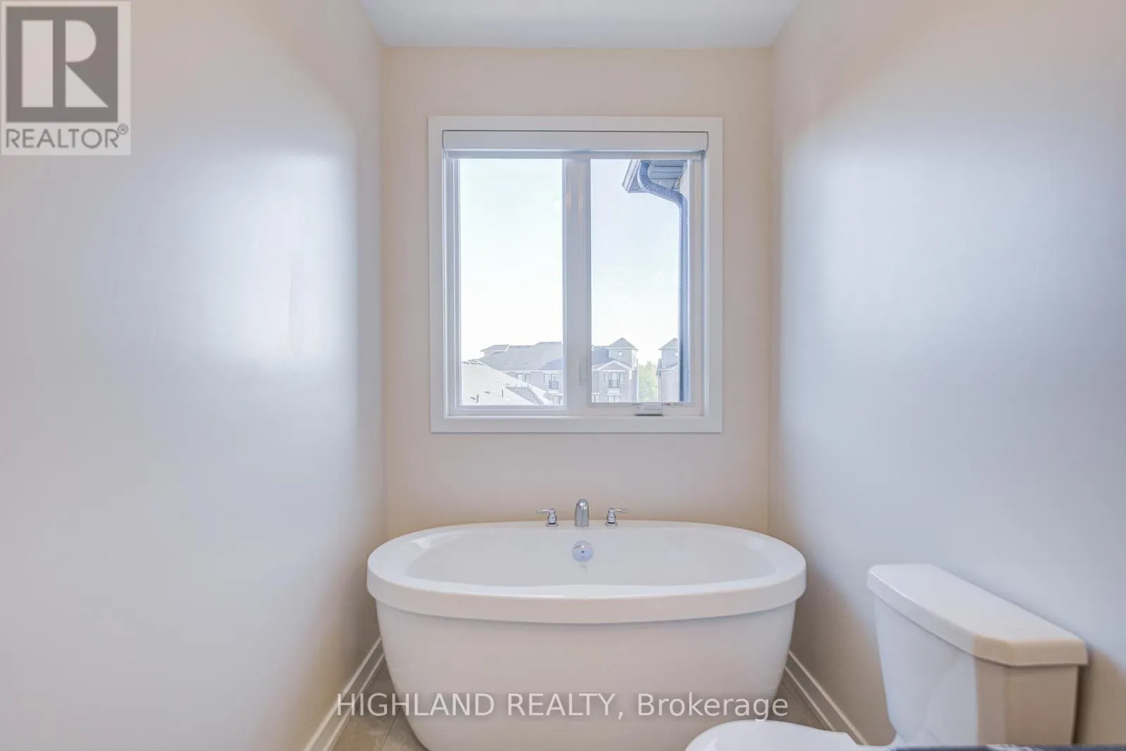 1170 DARTMOUTH CRESCENT