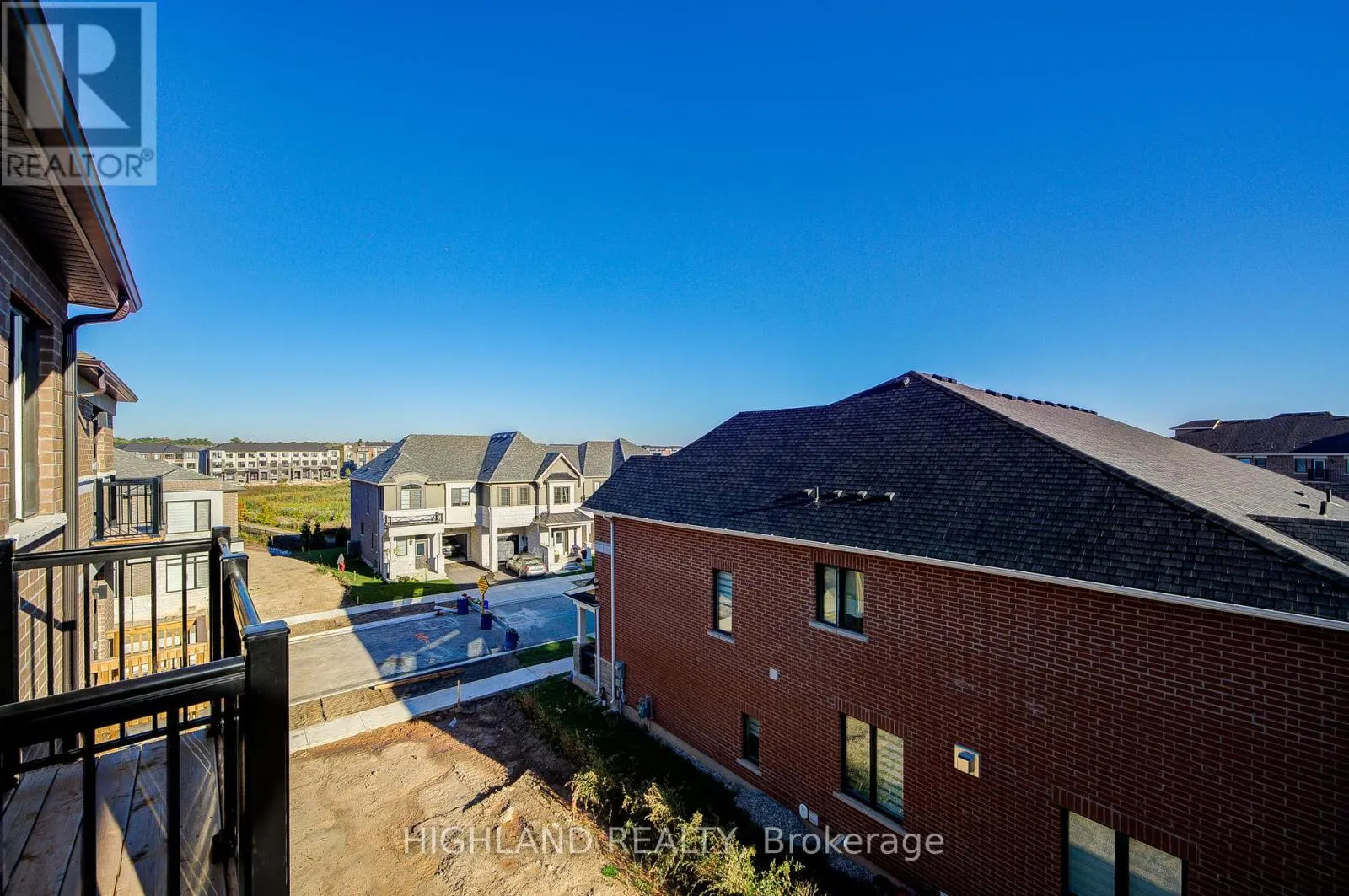 1170 DARTMOUTH CRESCENT