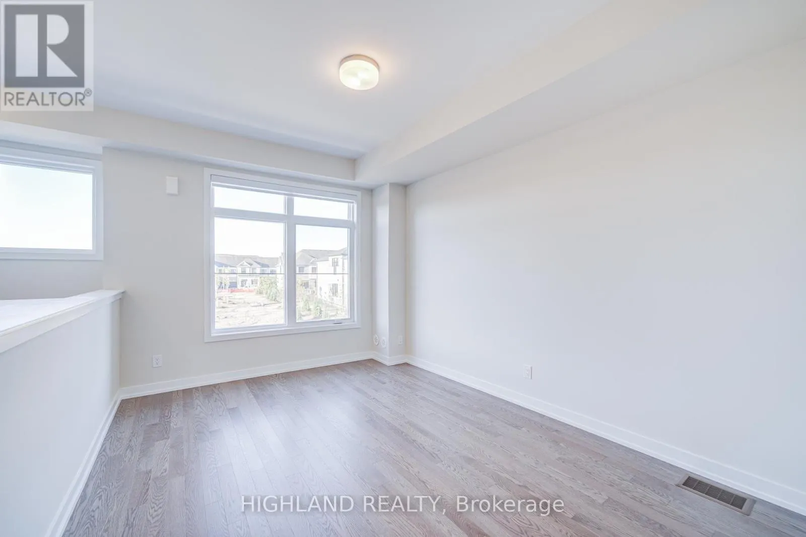 1170 DARTMOUTH CRESCENT