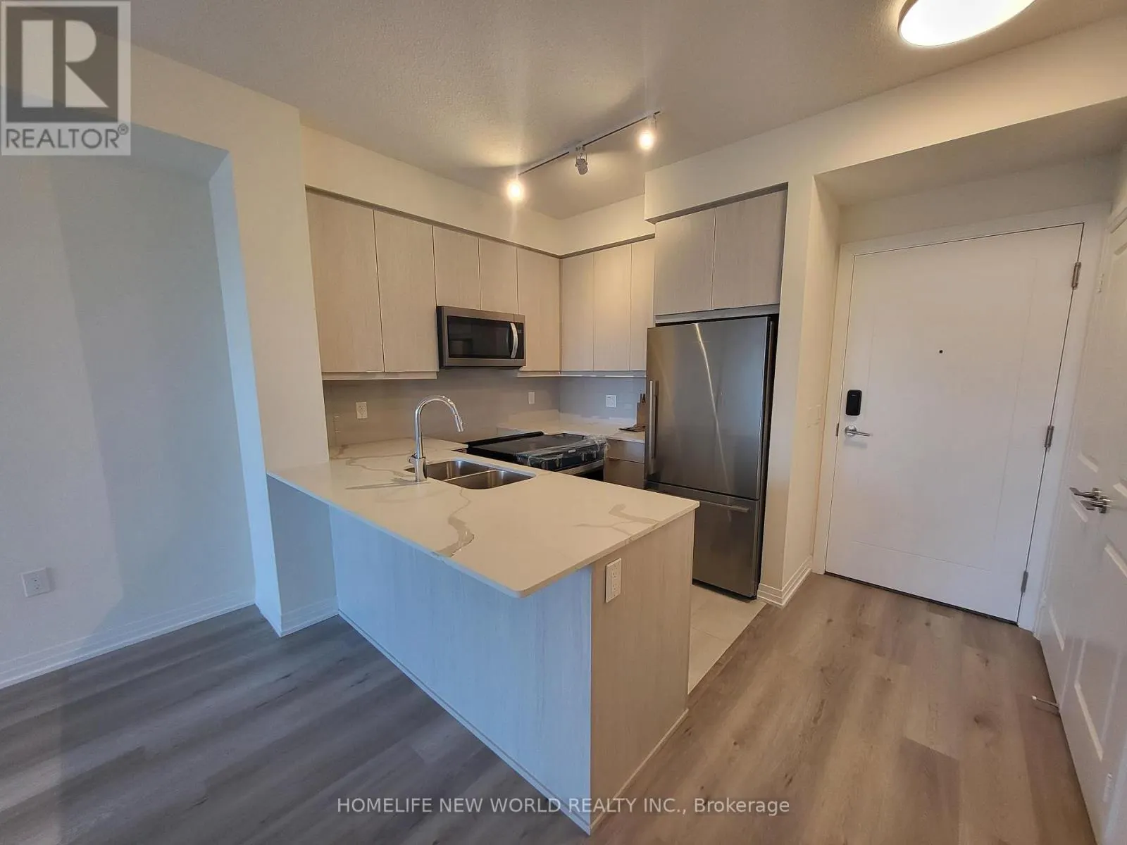 302 - 15 WATERGARDEN DRIVE