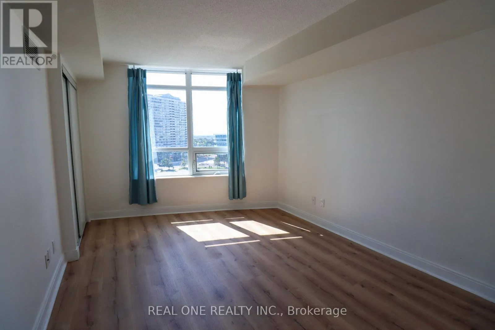 801 - 330 BURNHAMTHORPE ROAD W