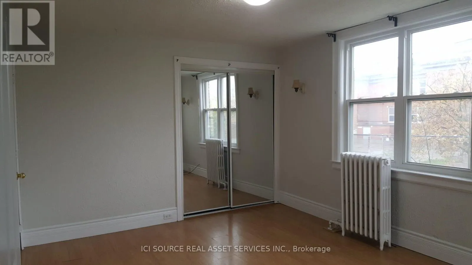 3 - 44 BARTONVILLE AVENUE W