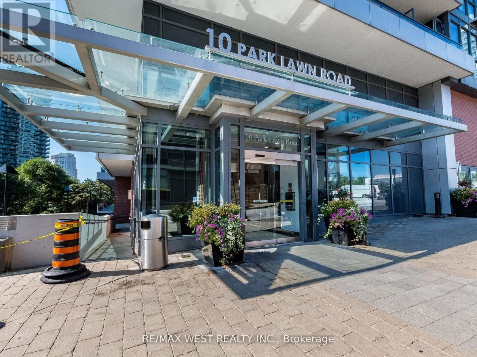 602 - 10 PARK LAWN ROAD