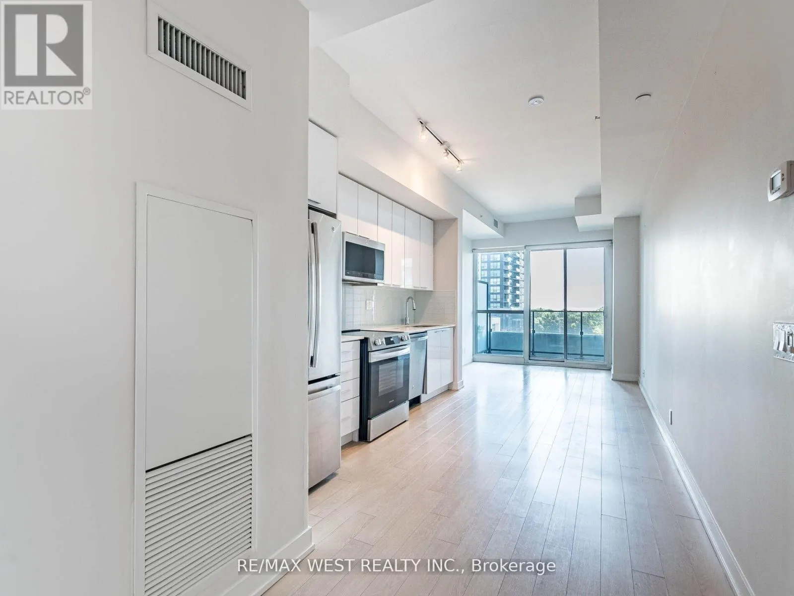 602 - 10 PARK LAWN ROAD