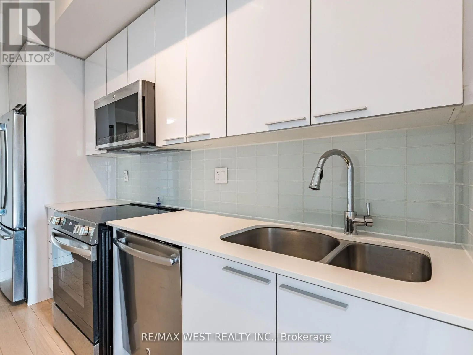 602 - 10 PARK LAWN ROAD