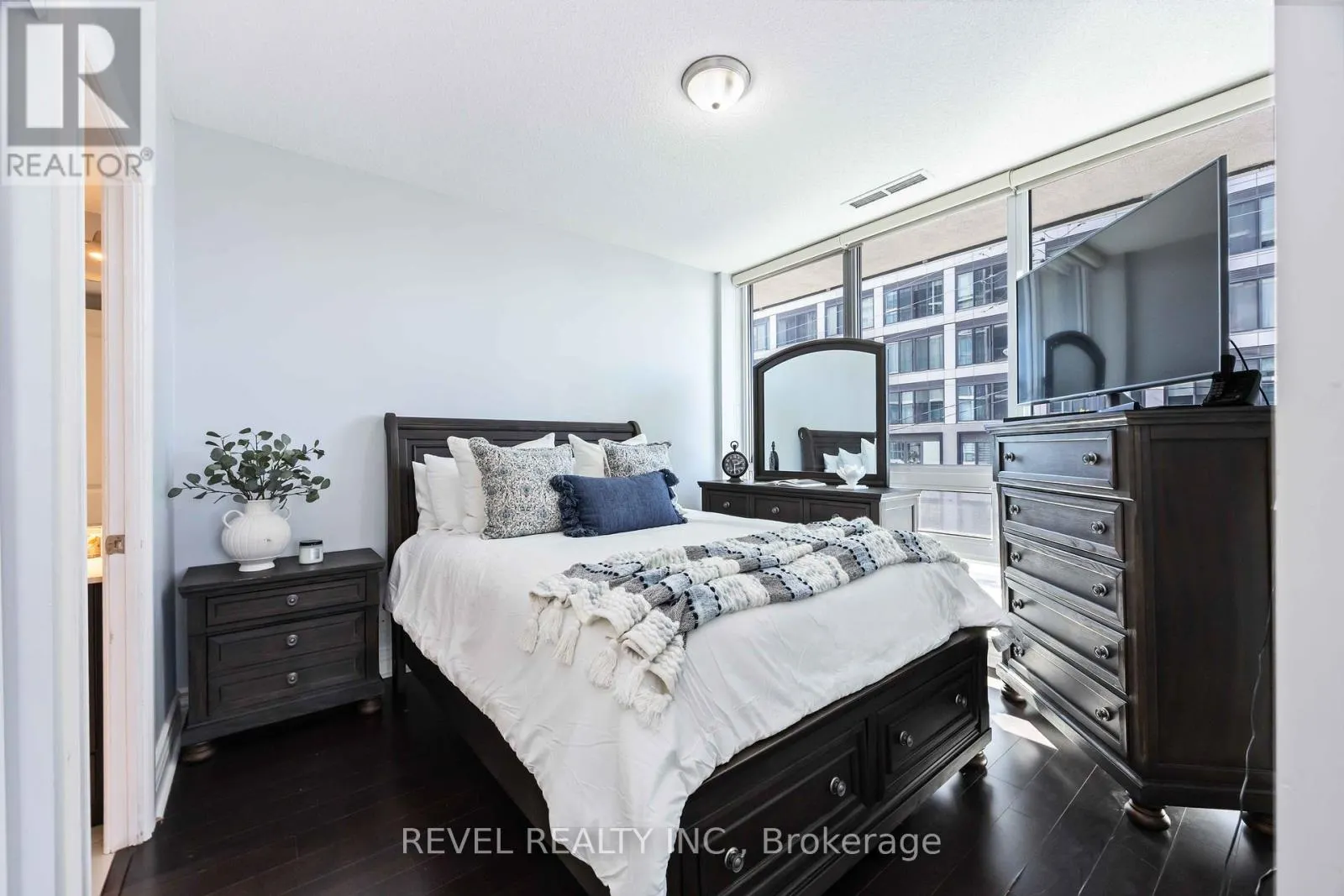 209 - 1185 THE QUEENSWAY