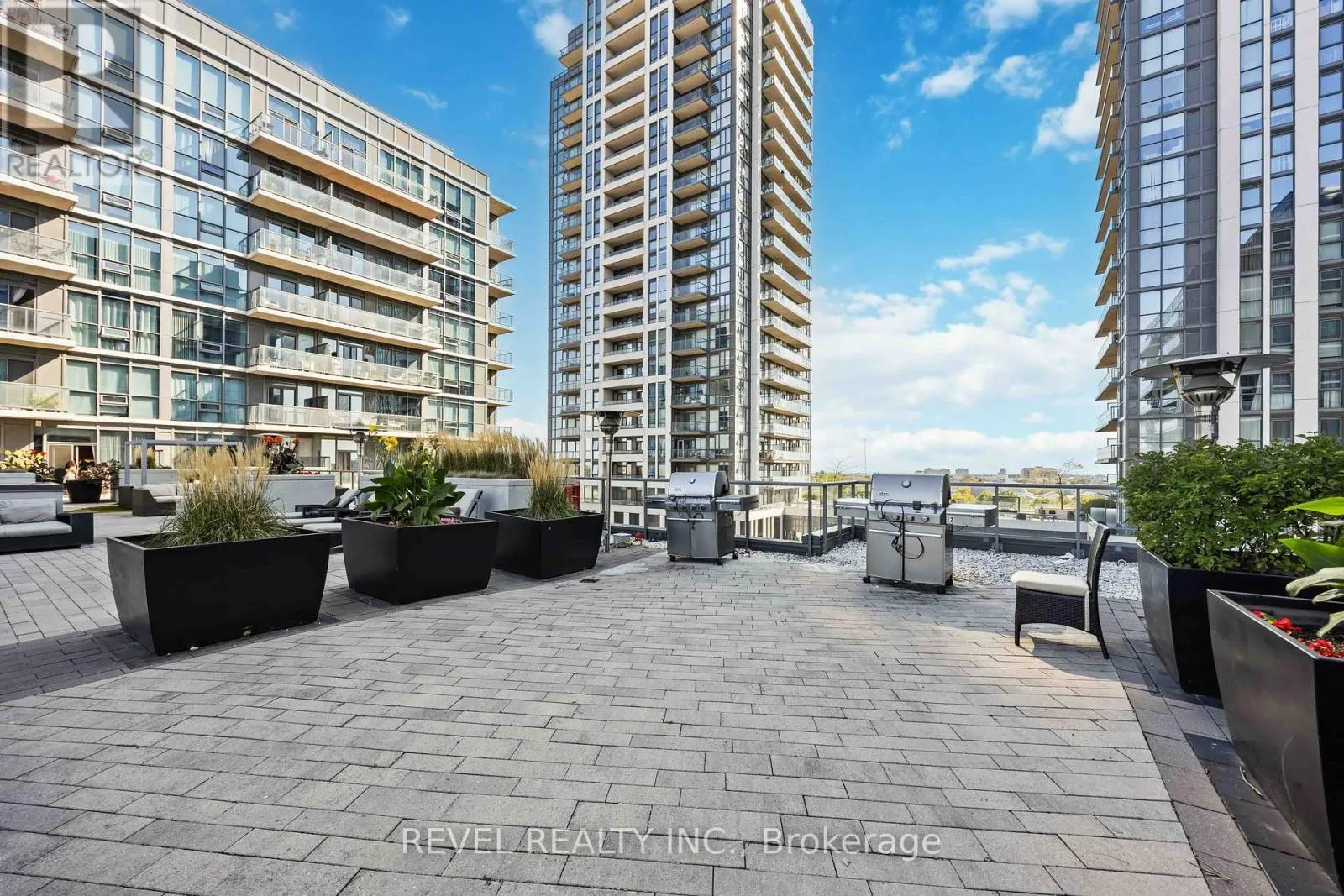209 - 1185 THE QUEENSWAY
