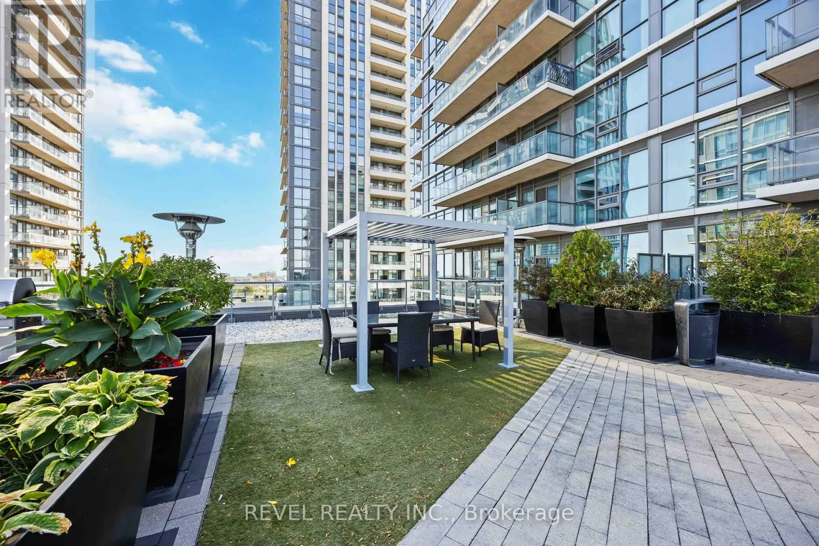 209 - 1185 THE QUEENSWAY