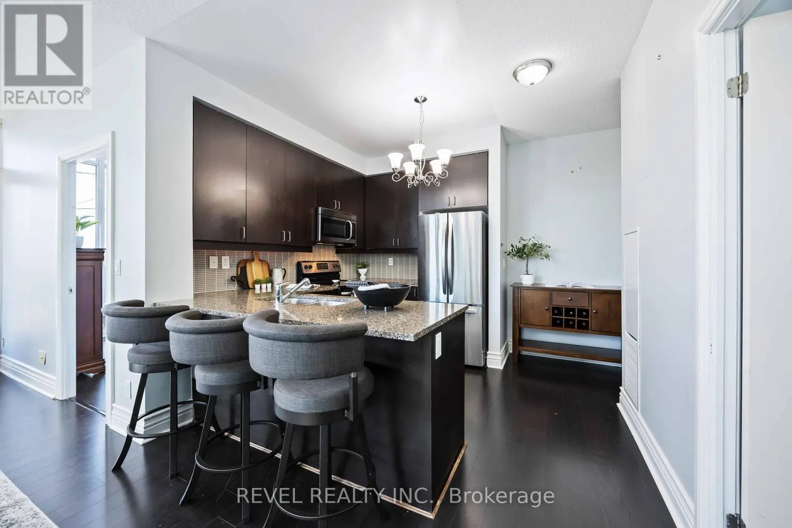 209 - 1185 THE QUEENSWAY