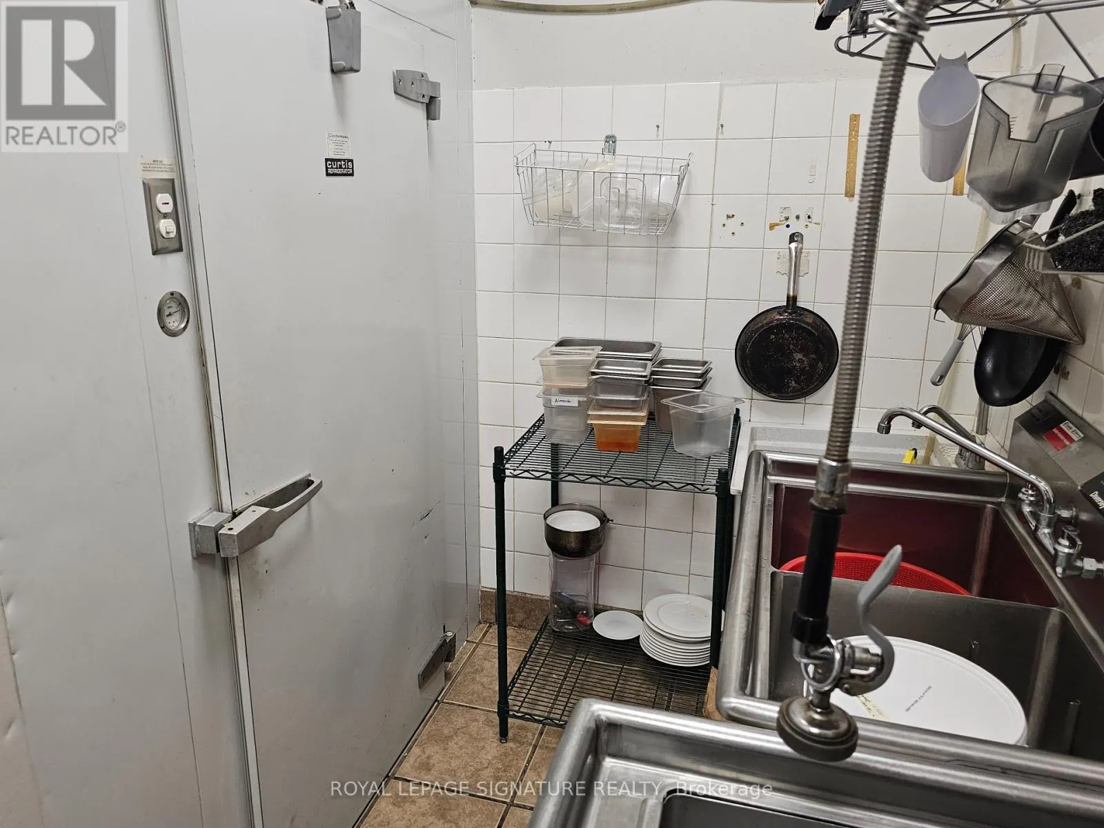3 - 2880 QUEEN STREET E