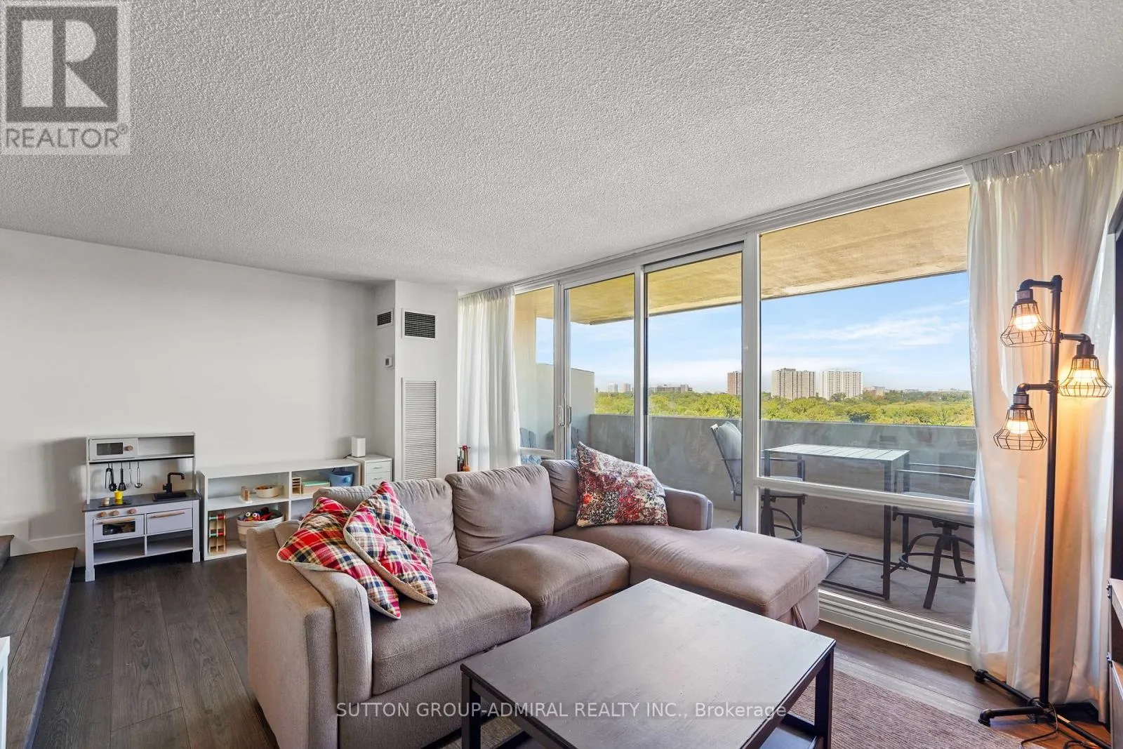 1001 - 270 SCARLETT ROAD