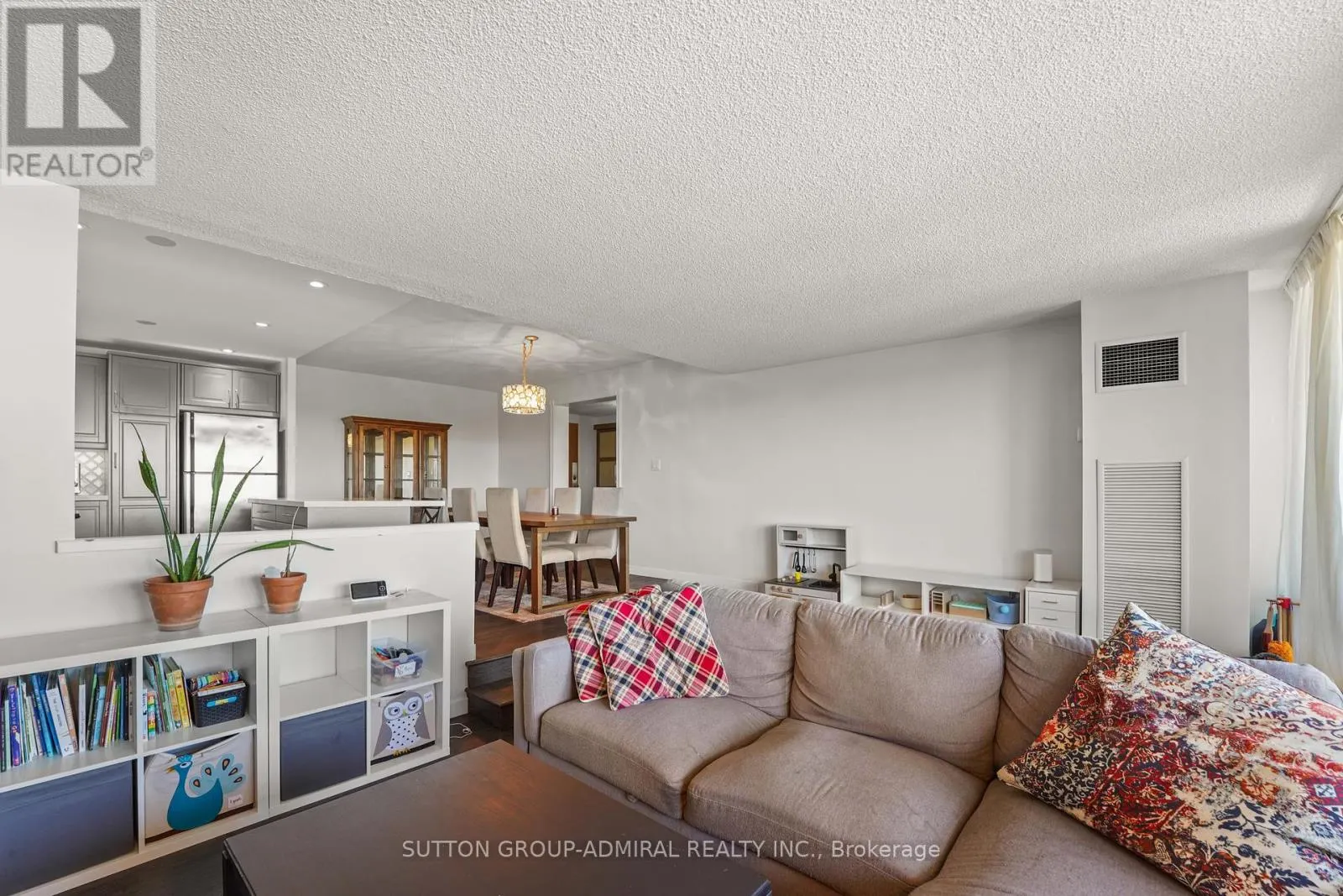 1001 - 270 SCARLETT ROAD