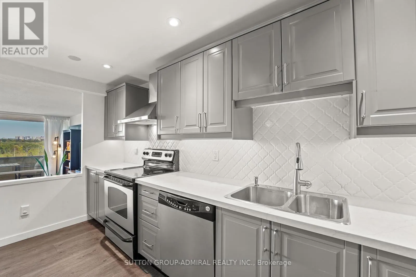 1001 - 270 SCARLETT ROAD