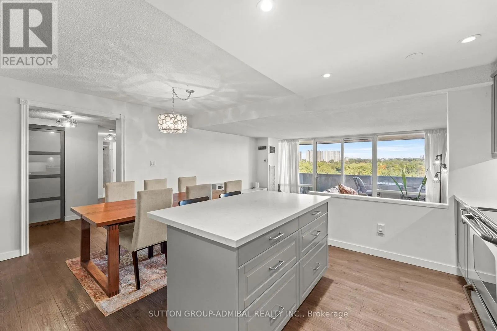 1001 - 270 SCARLETT ROAD