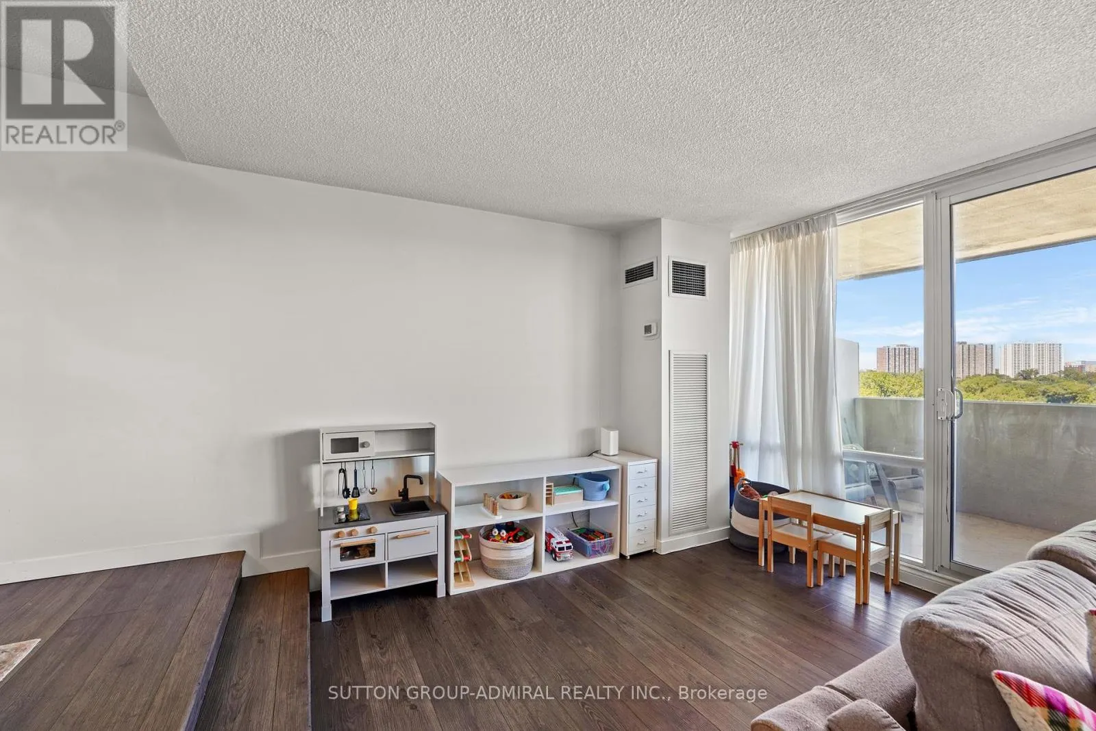 1001 - 270 SCARLETT ROAD
