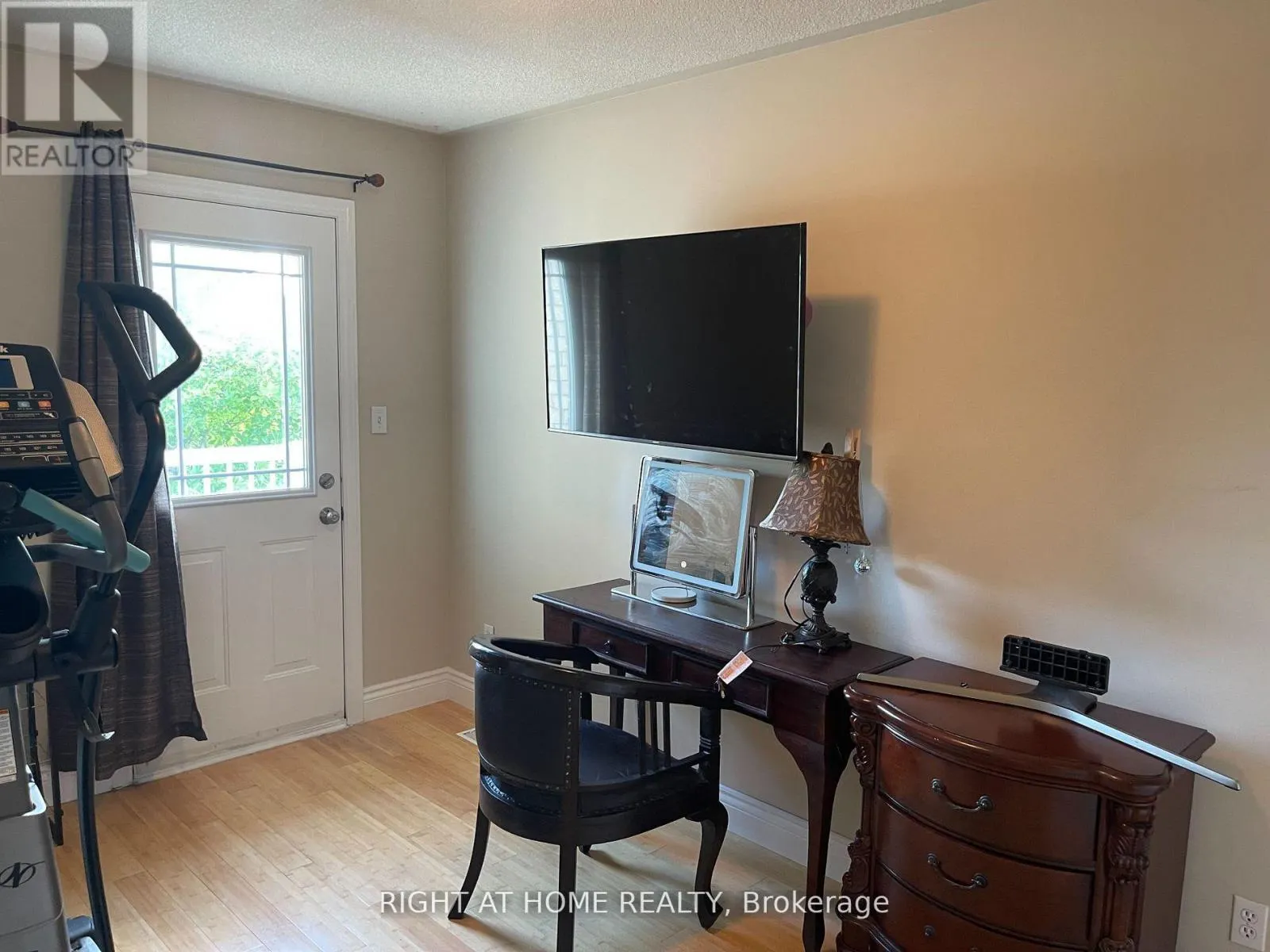 18 ARCHBURY CIRCLE
