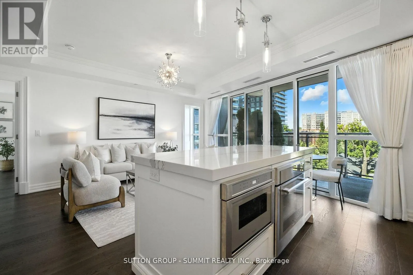 404 - 2060 LAKESHORE ROAD