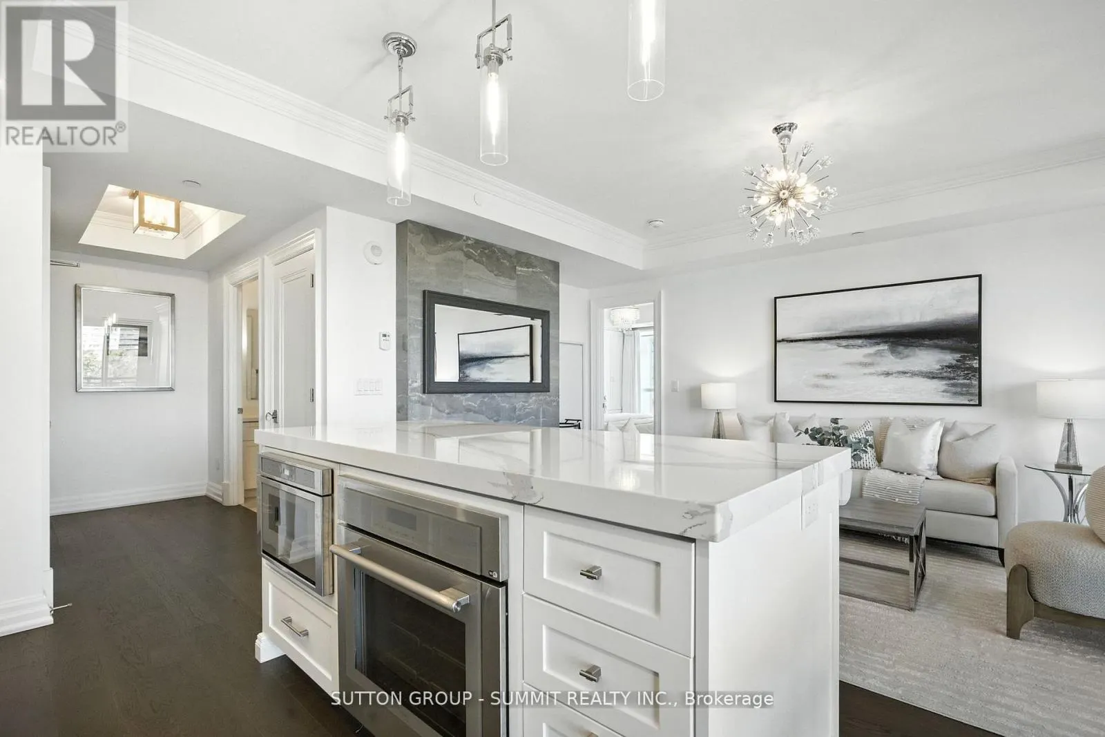 404 - 2060 LAKESHORE ROAD