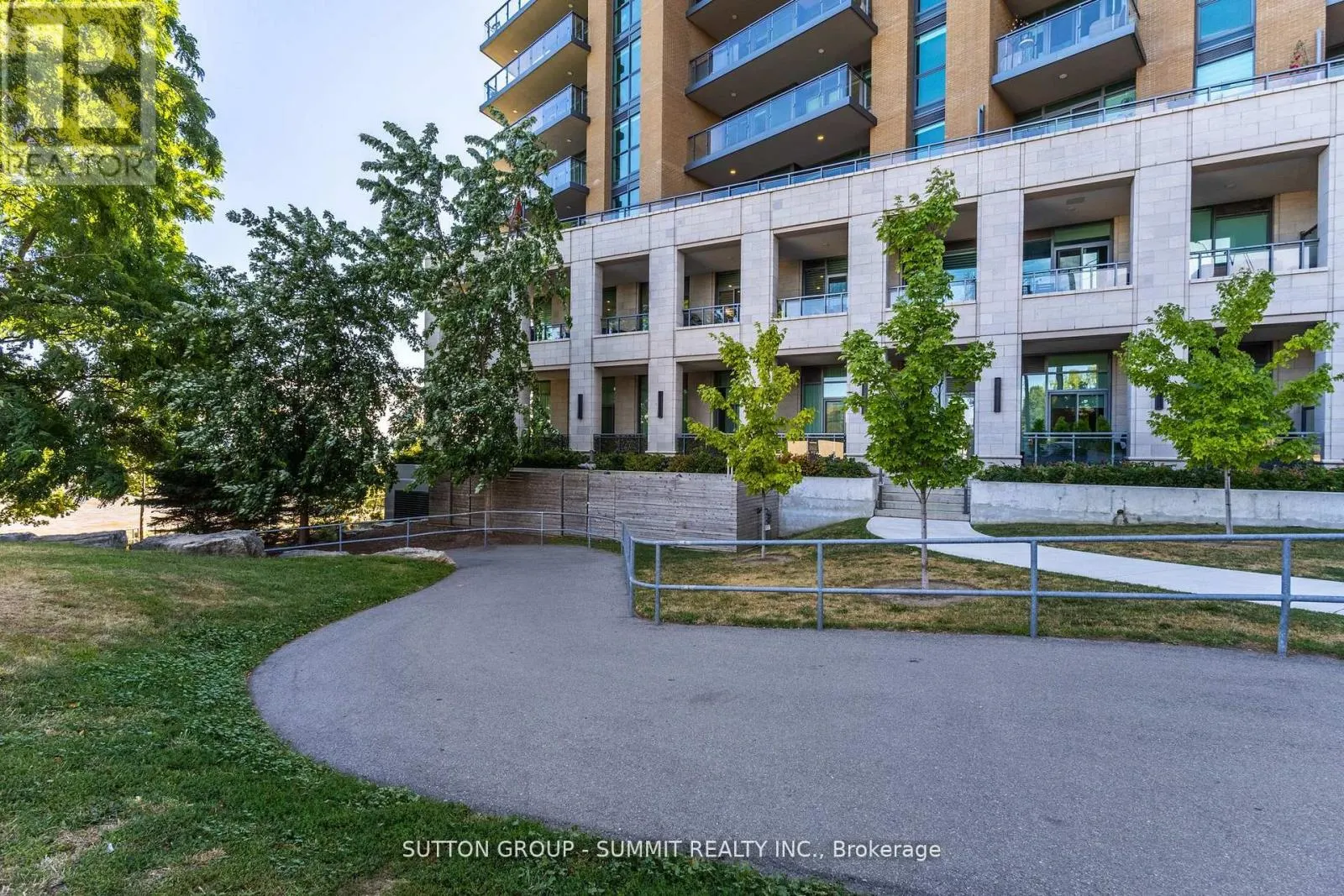 404 - 2060 LAKESHORE ROAD