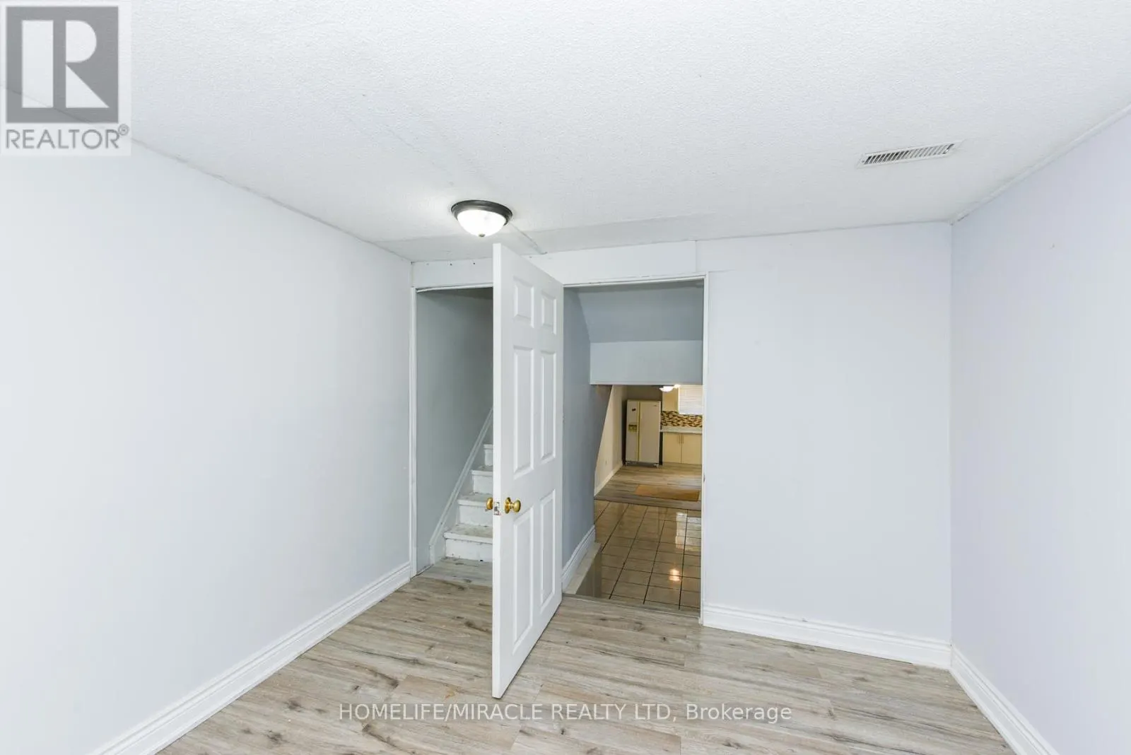 3442 LADDIE CRESCENT