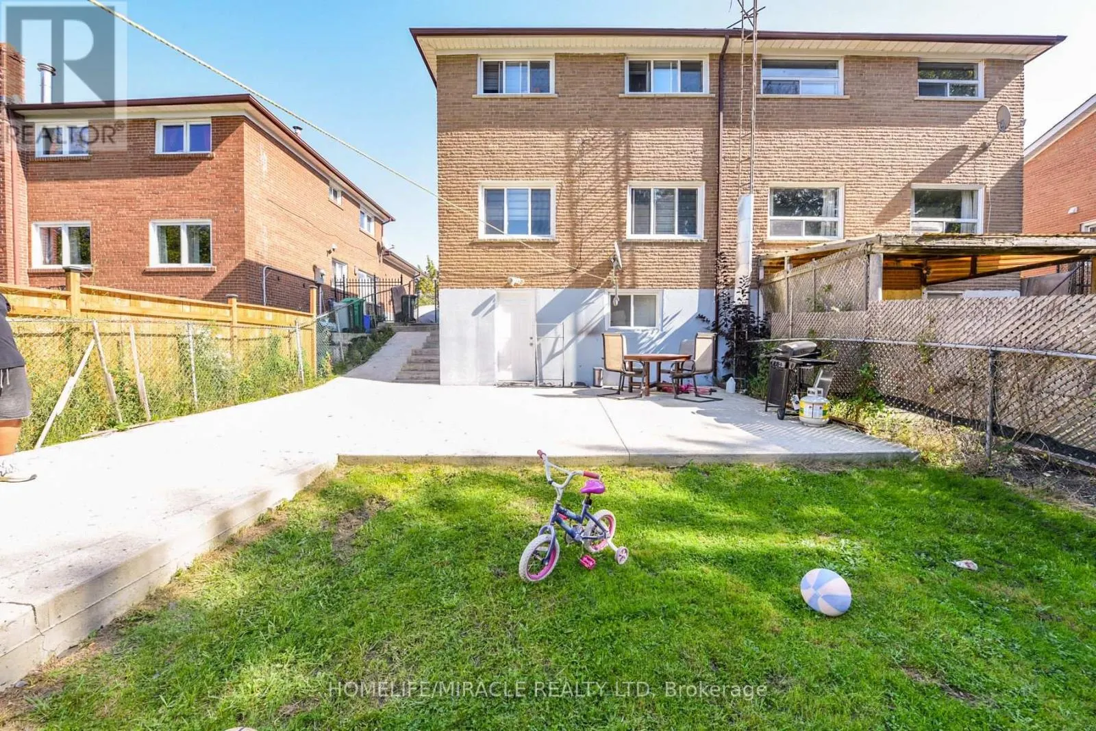 3442 LADDIE CRESCENT