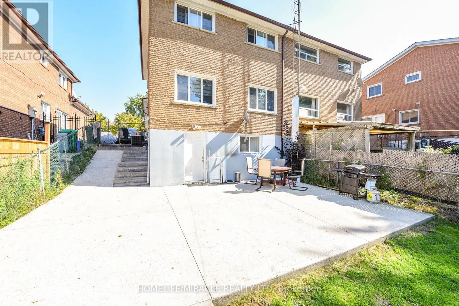 3442 LADDIE CRESCENT