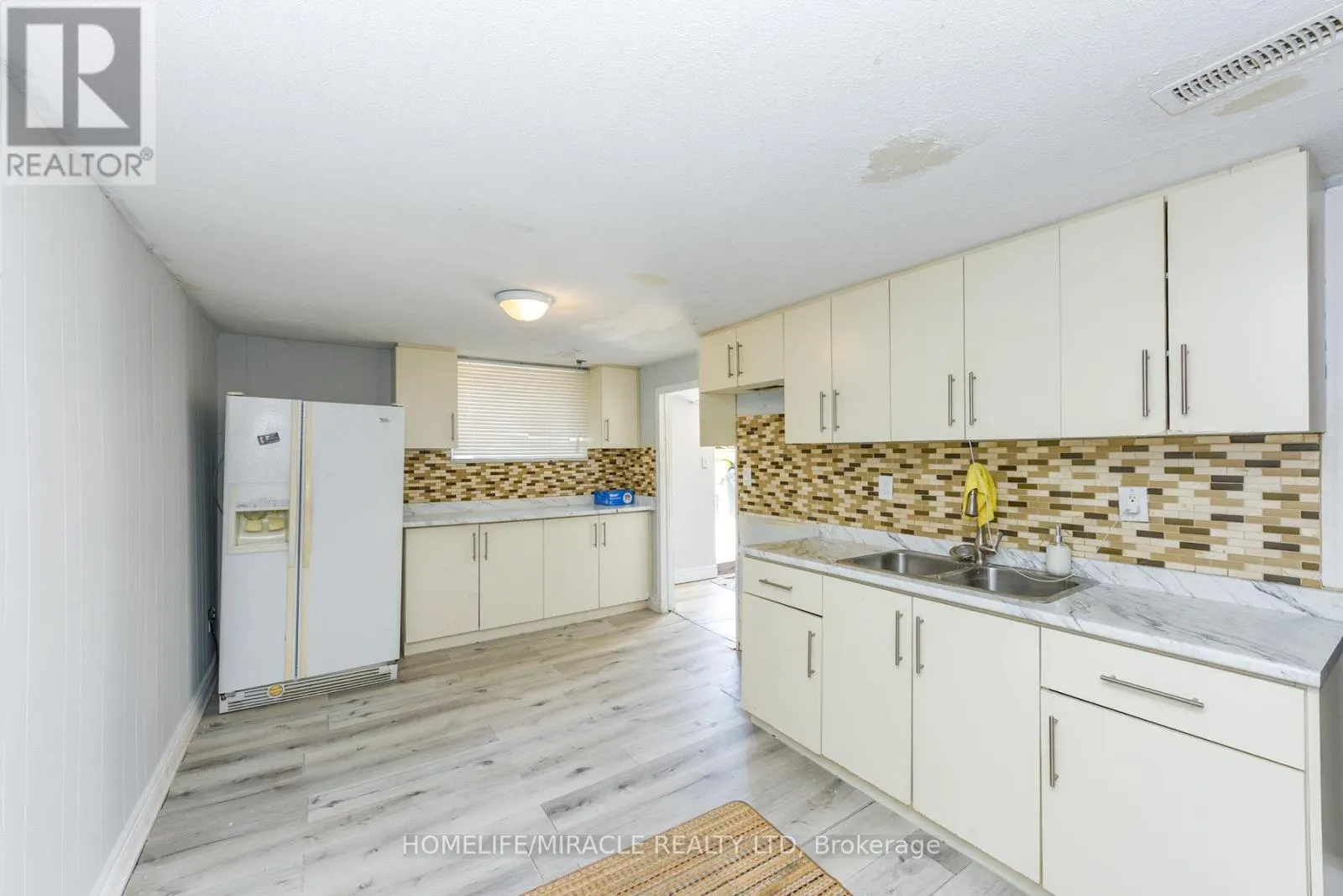 3442 LADDIE CRESCENT