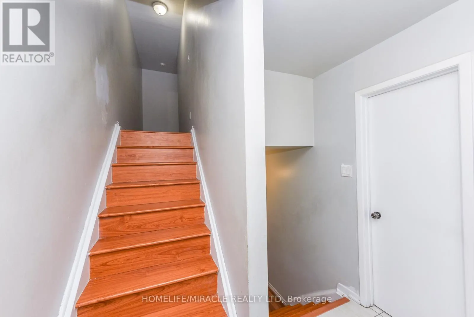 3442 LADDIE CRESCENT