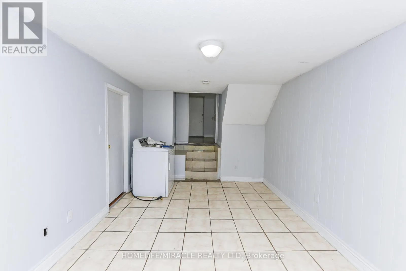3442 LADDIE CRESCENT