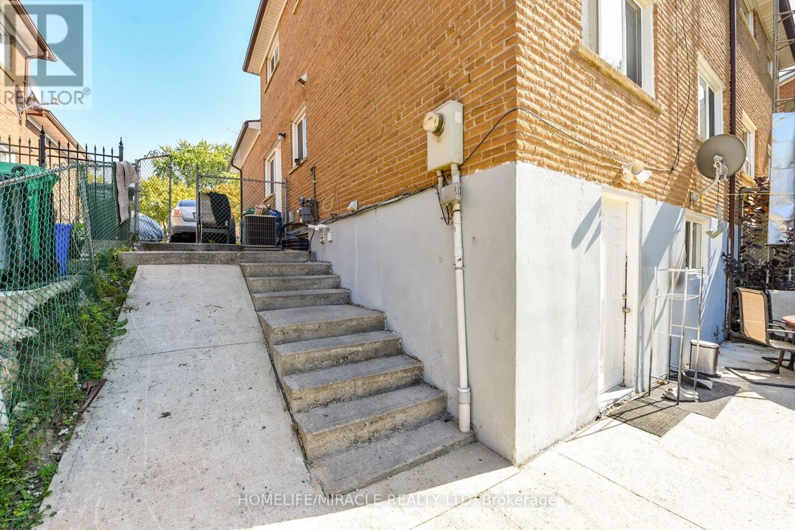 3442 LADDIE CRESCENT