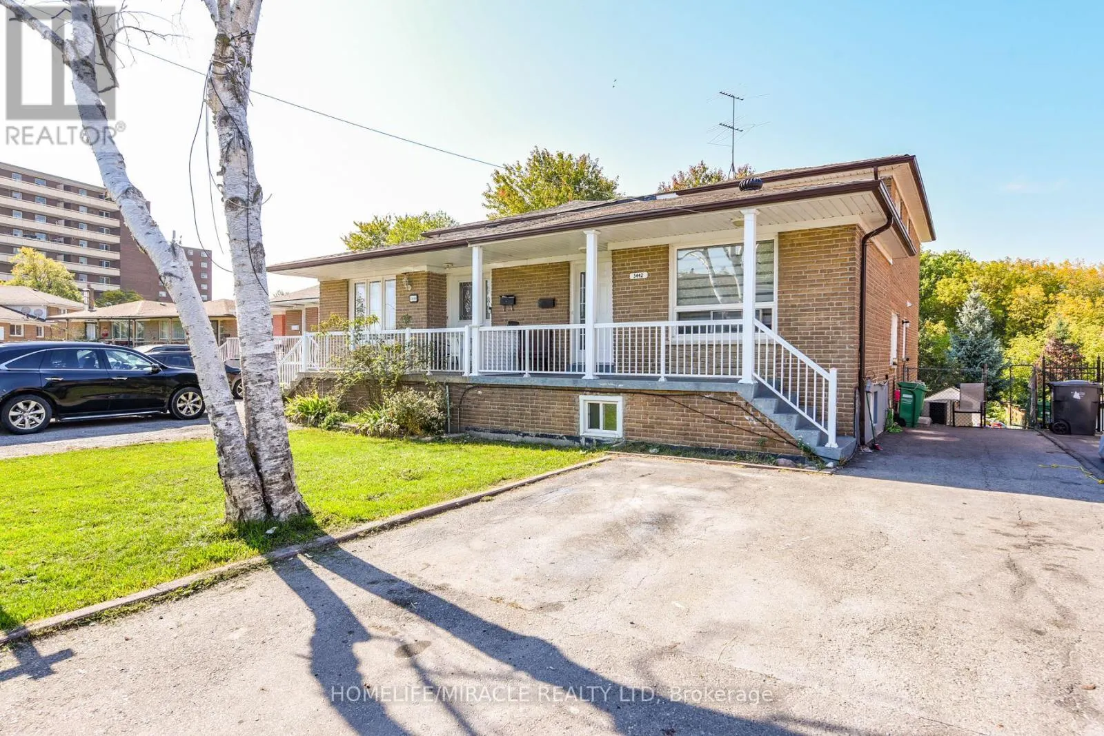 3442 LADDIE CRESCENT