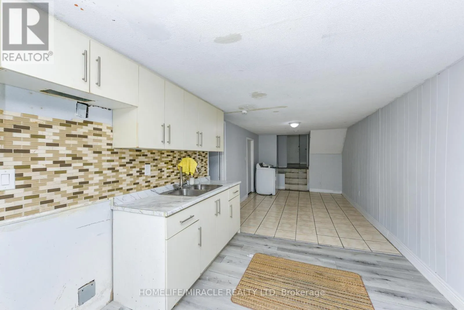 3442 LADDIE CRESCENT