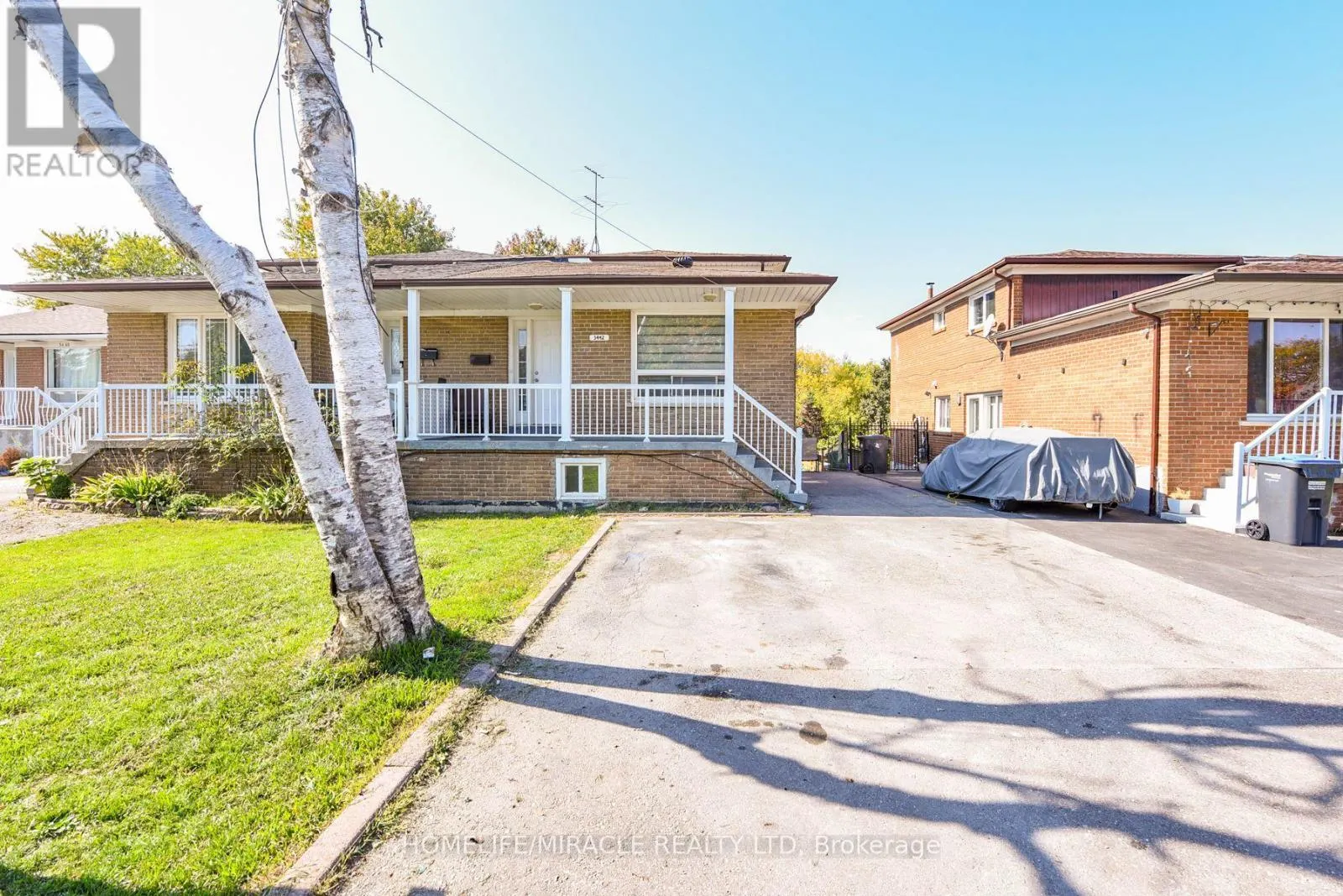 3442 LADDIE CRESCENT