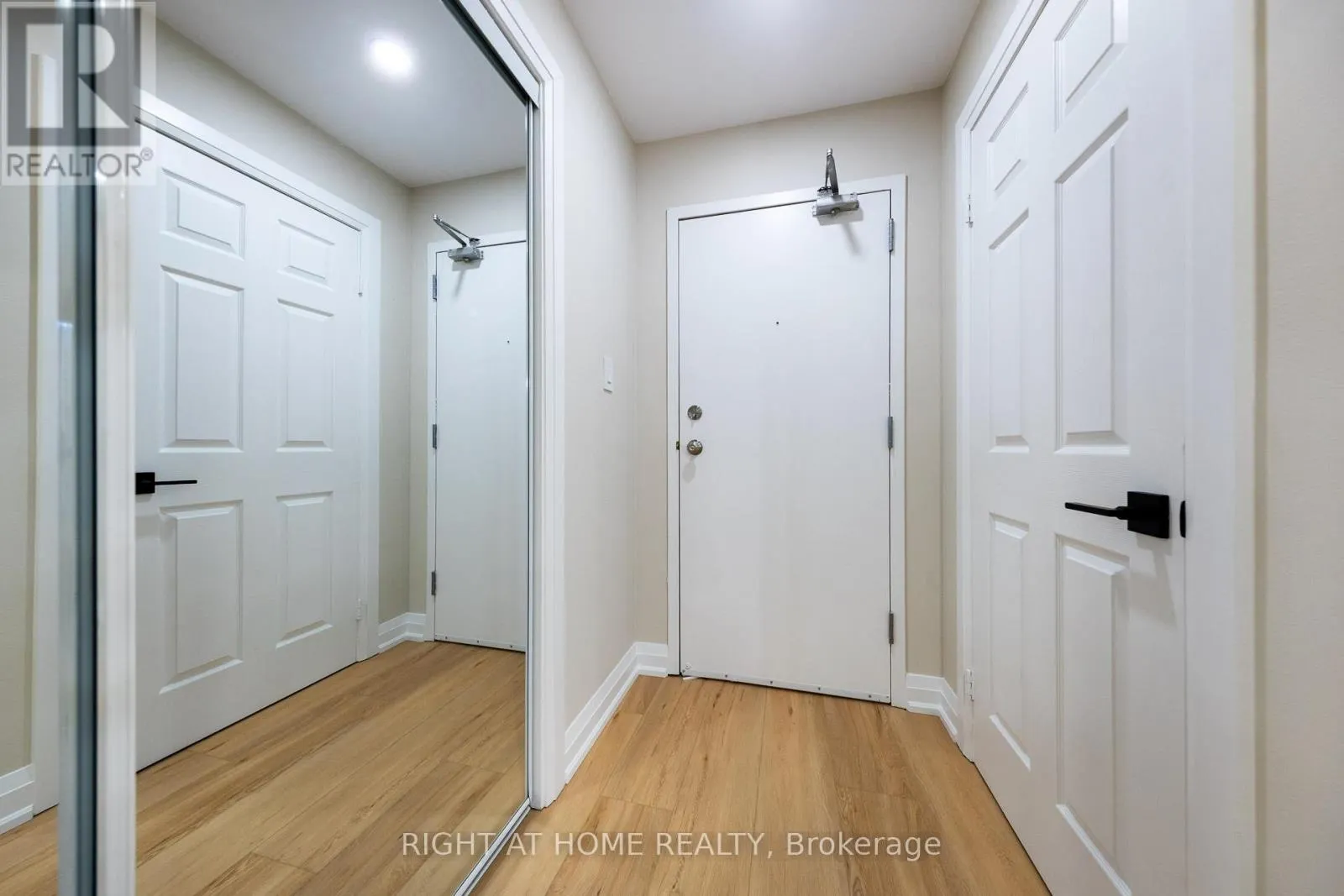 722 - 1450 GLEN ABBEY GATE