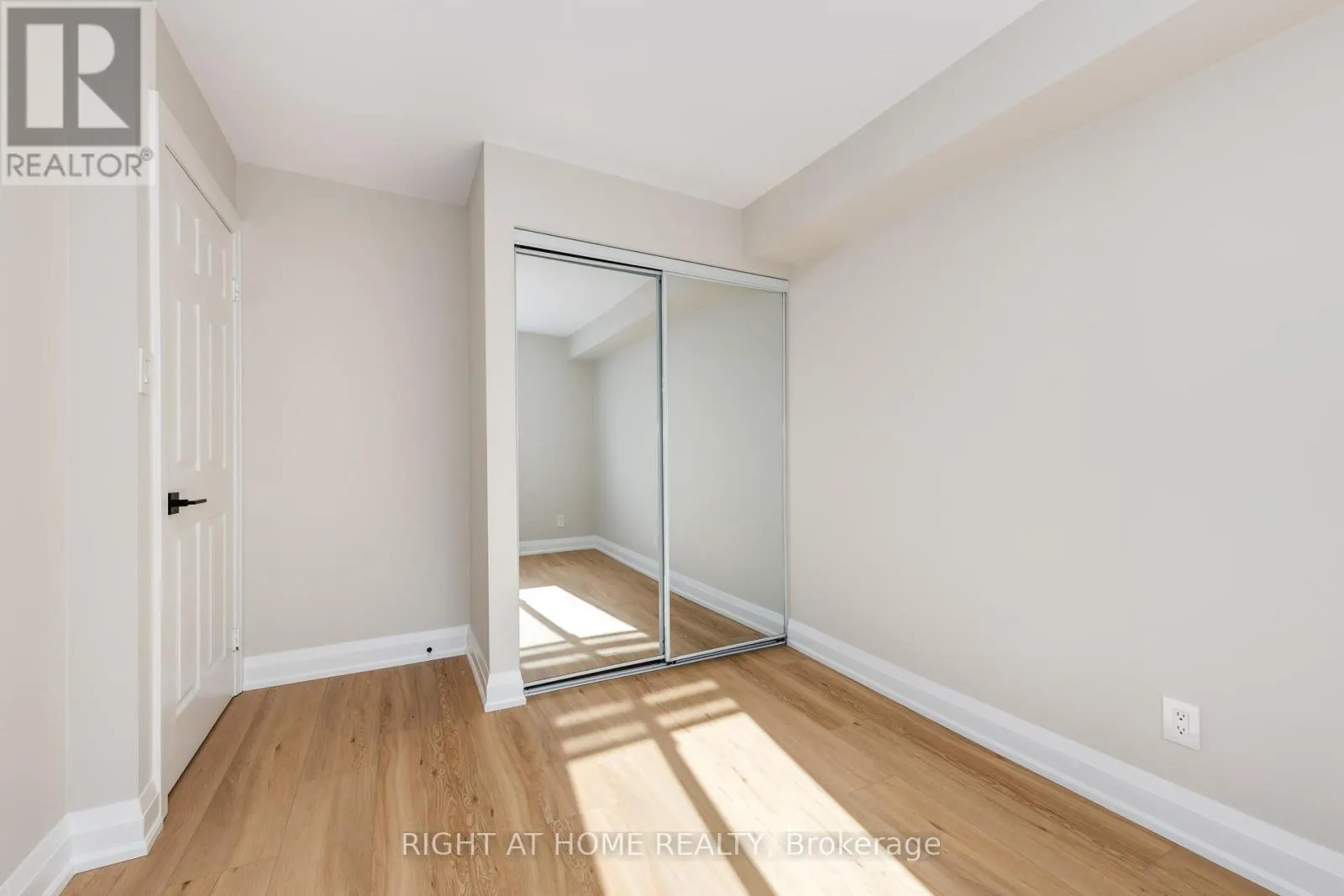 722 - 1450 GLEN ABBEY GATE