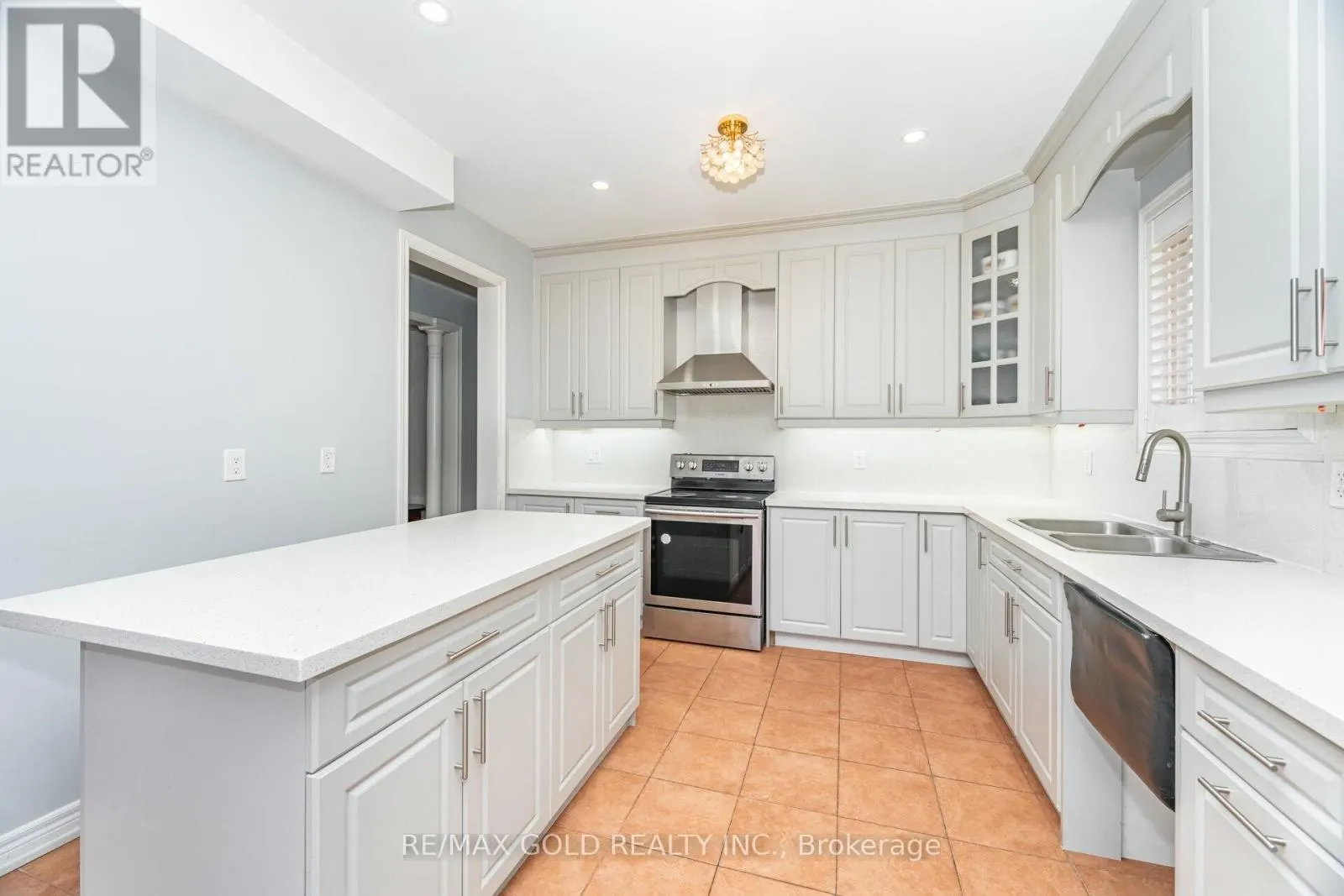 8 GORERIDGE CRESCENT