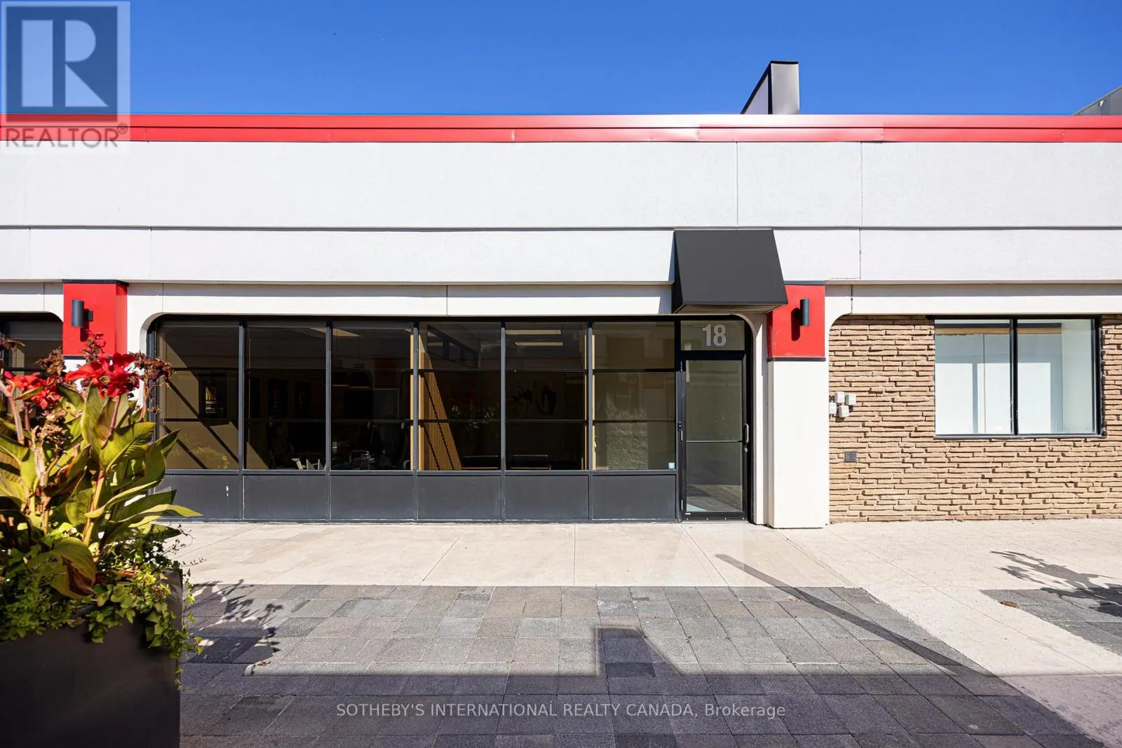 18-19 - 755 QUEENSWAY E
