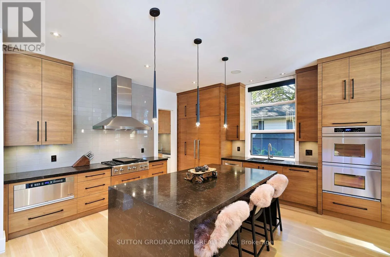 211 GLENVIEW DRIVE