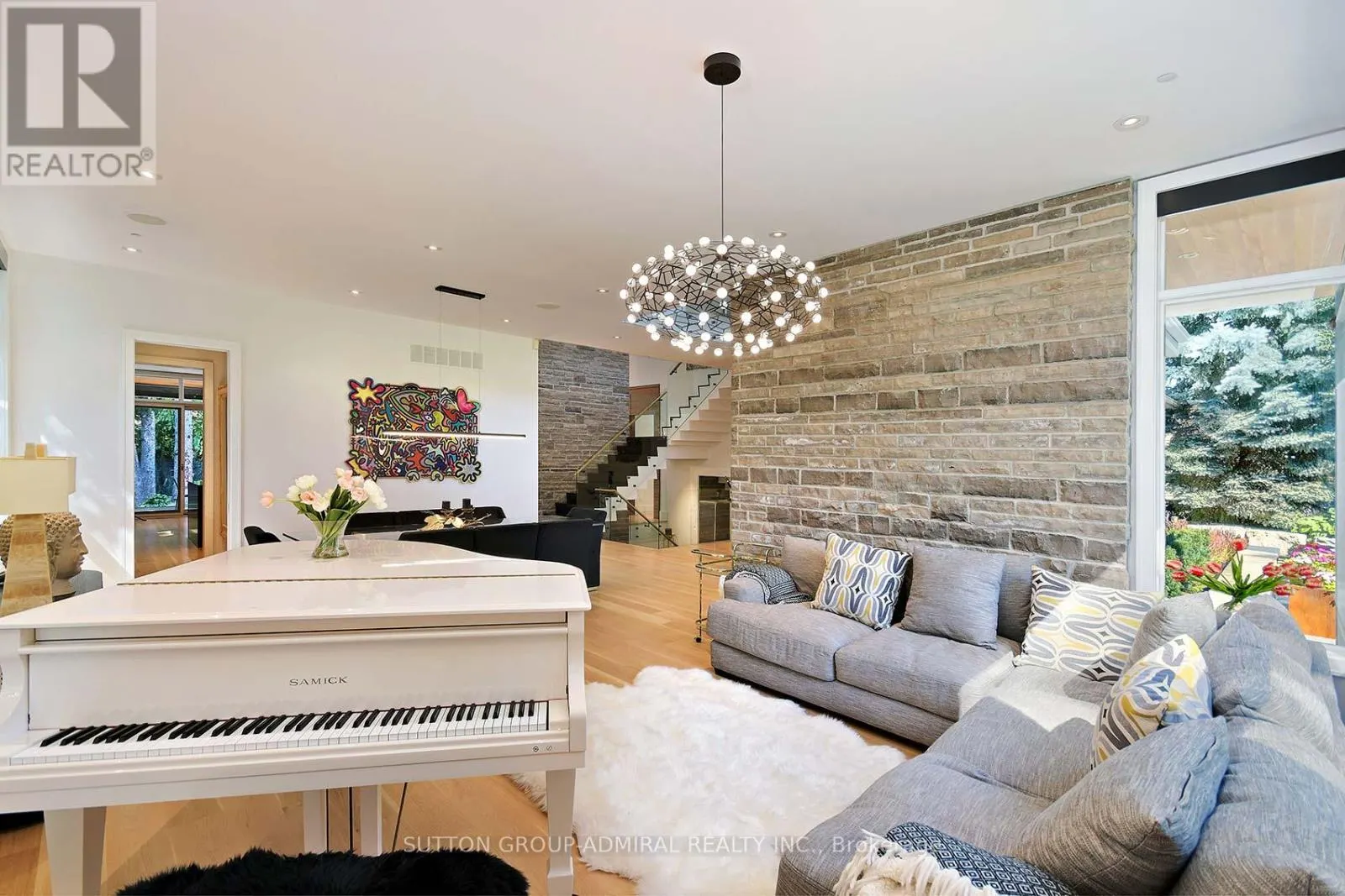 211 GLENVIEW DRIVE