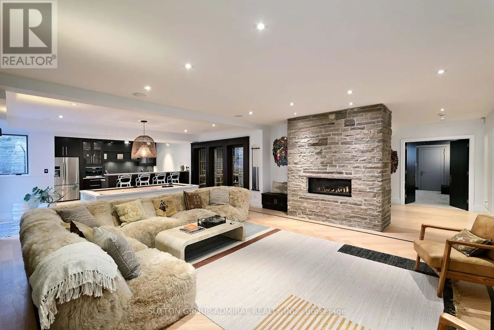 211 GLENVIEW DRIVE