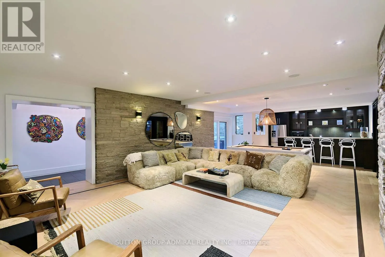 211 GLENVIEW DRIVE