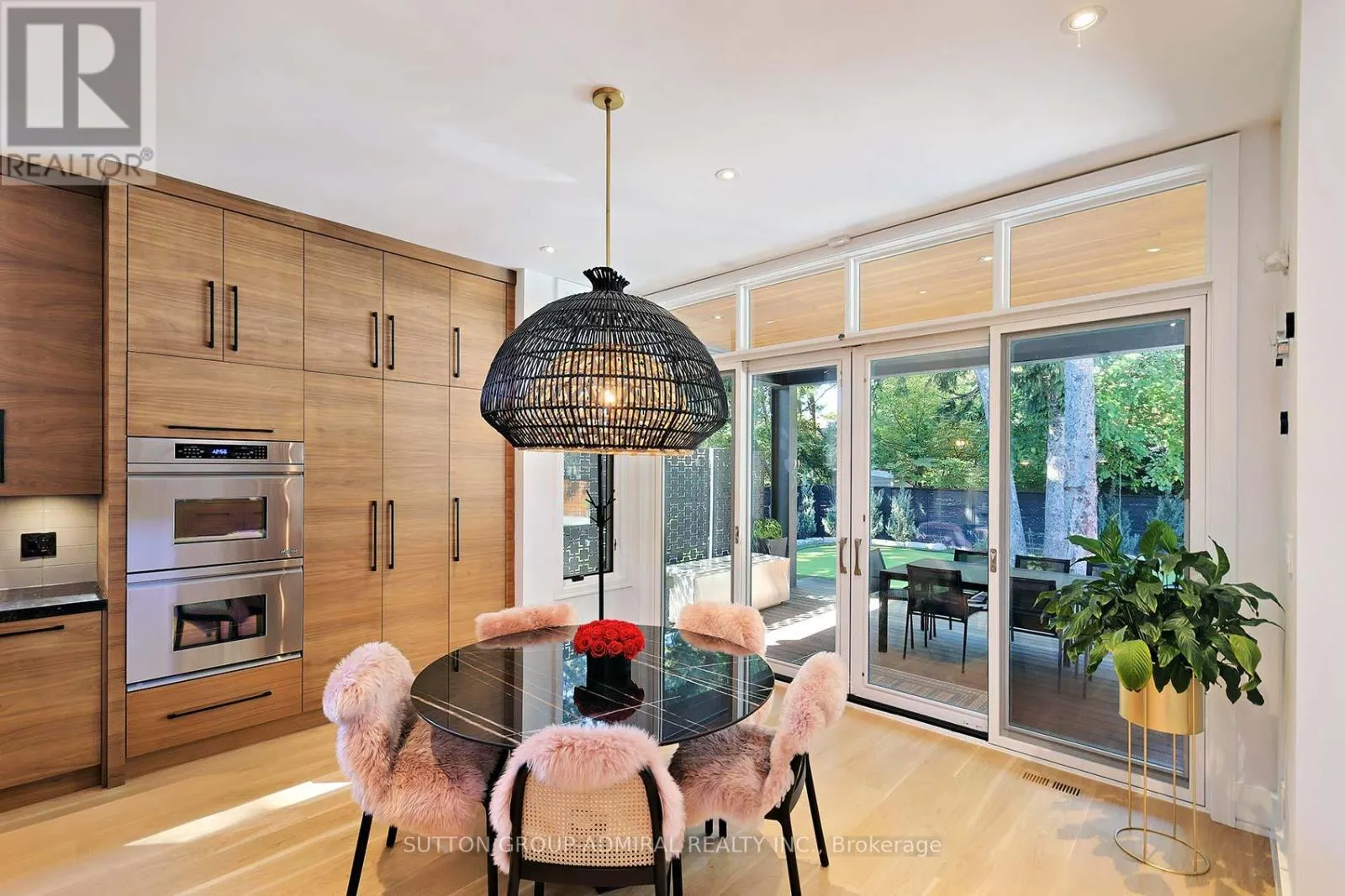 211 GLENVIEW DRIVE
